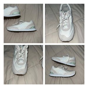 women’s New Balance tennis shoes